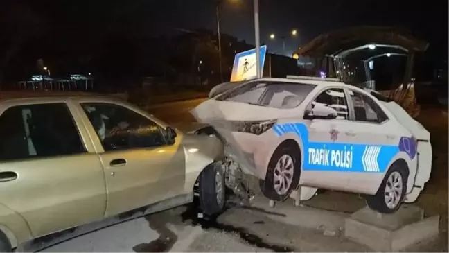 Orhangazi'de otomobil maket polis aracına çarptı: 2 yaralı