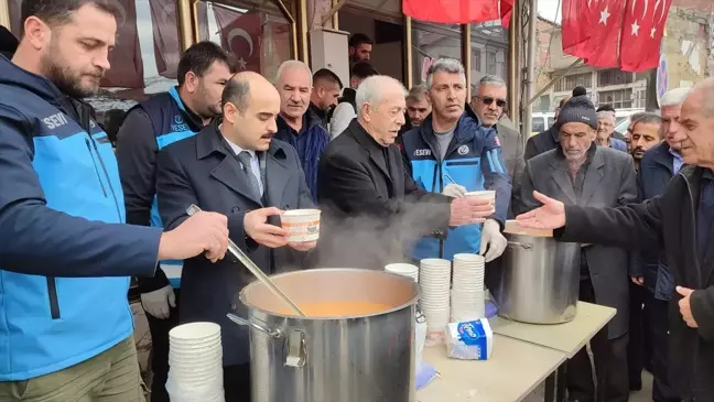 Çelikhan'da depremzedelere çorba ikramı yapıldı