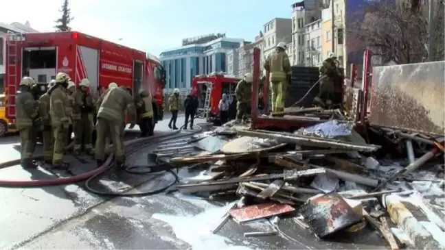 Beyoğlu'nda Kamyonet Yangını