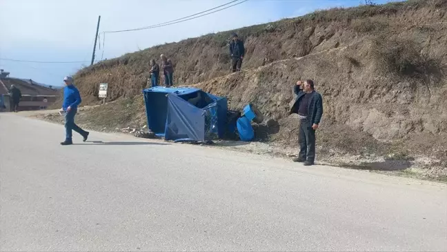 Düzce'de devrilen tarım aracının sürücüsü yaralandı