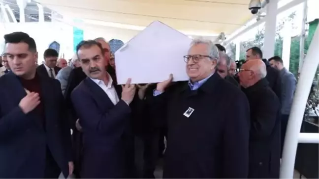 Eski Devlet Bakanı Yılmaz Karakoyunlu Hayatını Kaybetti