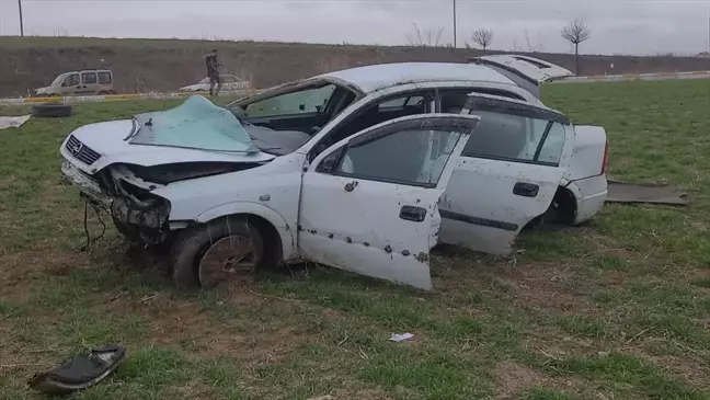 Şarkışla'da Otomobil Devrildi: 3 Kişi Yaralandı