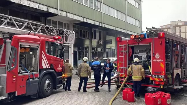 Başakşehir'de iş yerinde çıkan yangın itfaiye ekiplerinin müdahalesiyle söndürüldü