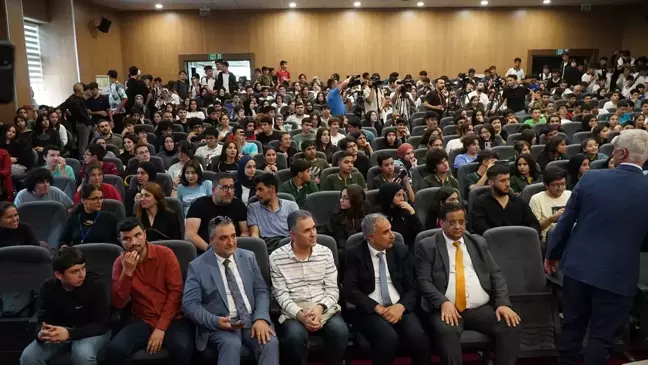 Türkiye'nin ilk astronotu Alper Gezeravcı, Adıyaman'da öğrencilerle buluştu