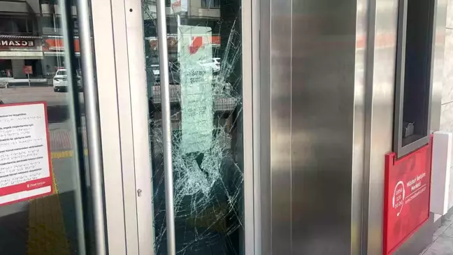 Adana'da Ziraat Bankası'nın camları parke taşlarıyla kırıldı
