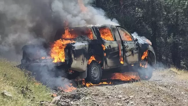 Hassa'da Kamyonette Çıkan Yangın Ormanlık Alana Sıçramadan Söndürüldü