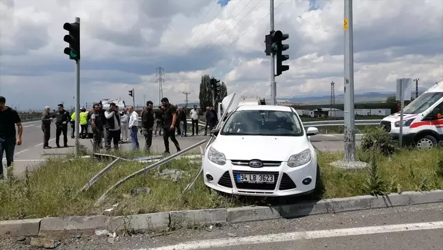 Kars'ta Otomobil ile Süt Taşıyan Kamyonetin Çarpışması Sonucu 5 Kişi Yaralandı