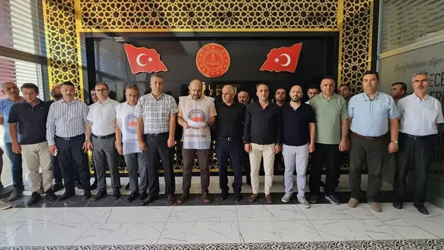 Eğitim-Bir-Sen Siirt Şube Başkanı Murat Şeker, Öğretmenlik Meslek Kanunu'na ilişkin basın açıklaması yaptı