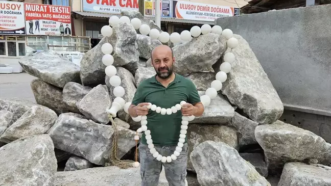 Çankırılı Fatih Gümüş, kaya tuzundan 3 metre 33 santimetre uzunluğunda yaklaşık 90 kilogram ağırlığında tespih yaptı