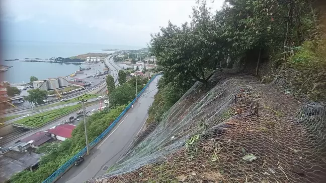 Trabzon'da tehlikeli yamaca çelik ağ kaplaması yapıldı