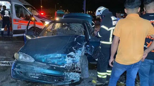 Aksaray'da hafif ticari araç ile otomobilin çarpışması sonucu 4 kişi yaralandı