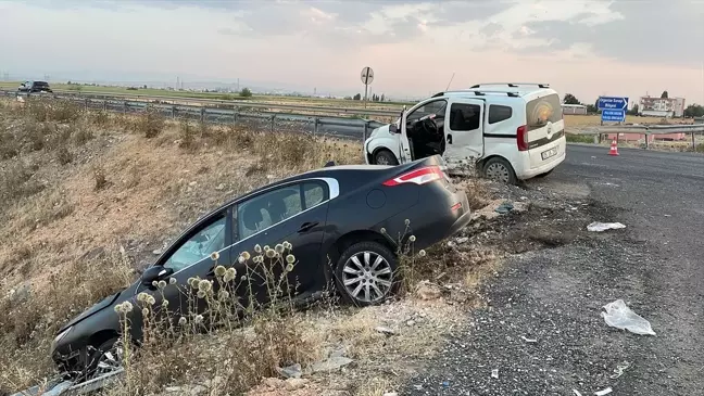 Diyarbakır'ın Eğil ilçesinde otomobil ile hafif ticari araç çarpıştı: 4 yaralı