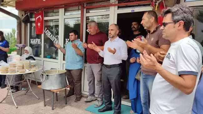 Kayseri'nin Sarıoğlan ilçesinde hayırsever Ayşe Samioğlu tarafından vatandaşlara aşure dağıtıldı