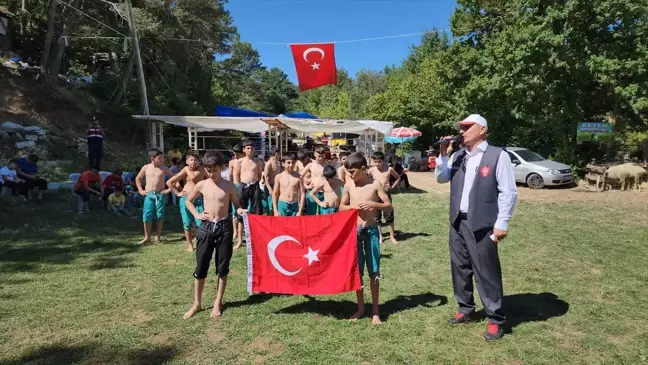 Amasya'da düzenlenen Akdağ Yayla Şenlikleri'nde Karakucak Güreşleri yapıldı