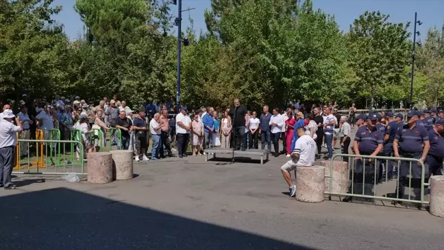 Tiran Belediye Başkanı'na istifa çağrıları ve yolsuzluk protestoları devam ediyor