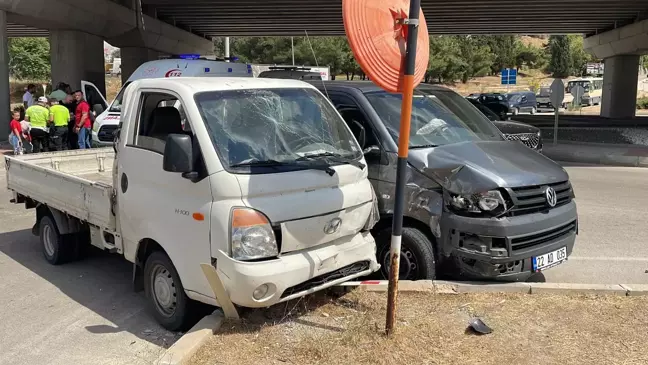 Keşan'da minibüsle kamyonet çarpıştı, yaralanan kadının çocukları babaları tarafından sakinleştirildi