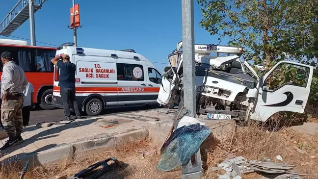 Mardin'de Kamyonet Kazası: 2 Yaralı