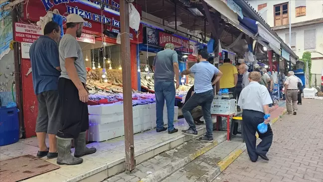 Denizlerde av yasağı sona erdi, Karabük'te balık tezgahları hareketlendi