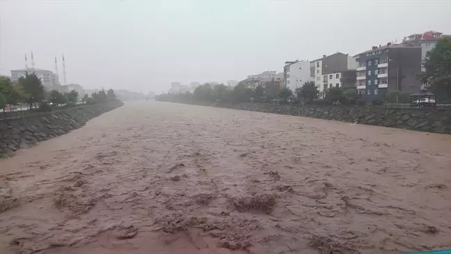 Trabzon'da Sağanak Yağış Hayatı Olumsuz Etkiledi