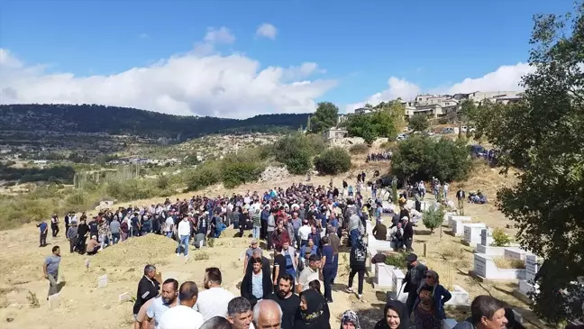 Mersin'de Kavgada Av Tüfeğiyle Öldürülen Aile Defnedildi