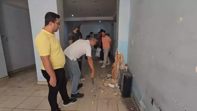 Küçükçekmece'de Kolonlarında Çatlak Olaşan Apartmanda İnceleme Yapıldı