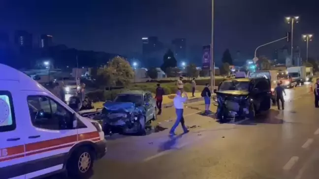 Pendik'te Minibüs ile Otomobil Kafa Kafa Çarpıştı: 3 Yaralı