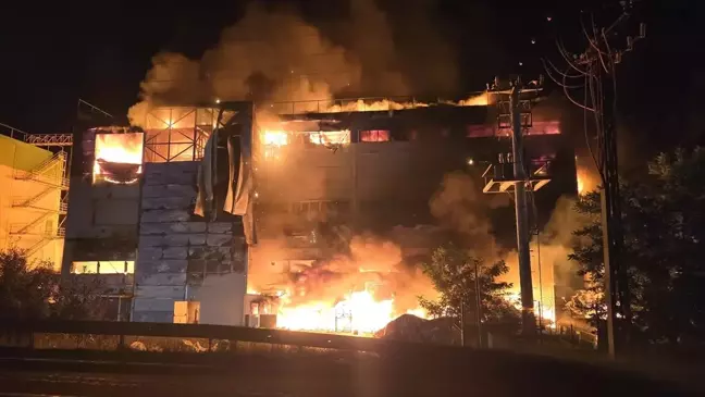 Çerkezköy'deki Kozmetik Fabrikasında Yangın Çıktı