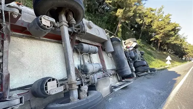 Hatay'da Freni Arızalanan Tır Devrildi, Sürücü Yaralandı