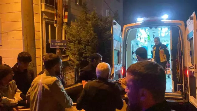 Kocaeli'de Hafif Ticari Araç ile Motosiklet Çarpıştı: 2 Yaralı