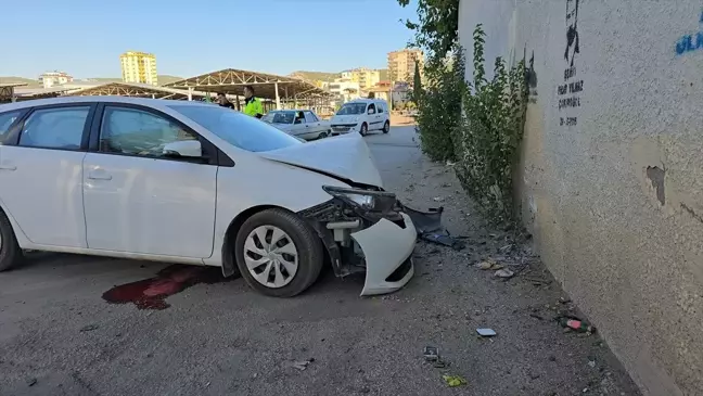 Adana'da Duvara Çarpan Otomobilin Sürücüsü Yaralandı