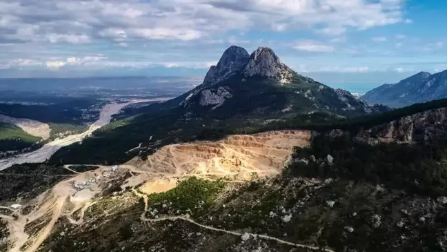 Antalya'da Tarihi Mağaraya Yaklaşan Kalker Ocağına Tepki