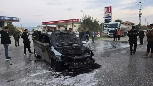 Hatay'da Seyir Halindeki Otomobil Alev Aldı