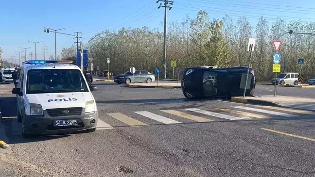 Sakarya'da hafif ticari araçla çarpışan otomobil devrildi: 1 yaralı