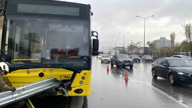 Kadıköy'de İETT Otobüsü Bariyerlere Çarptı; Yaralı Yok