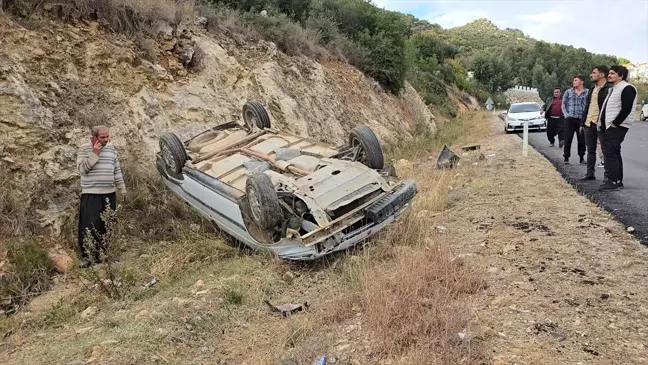 Adana'da Devrilen Otomobilin Sürücüsü Yara Almadan Kurtuldu