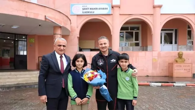 Türkiye'nin İlk Astronotu Alper Gezeravcı, Bitlis'te Öğrencilerle Buluştu