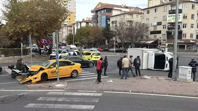 Kayseri'de Taksi ile Kamyonet Çarpıştı: 6 Yaralı