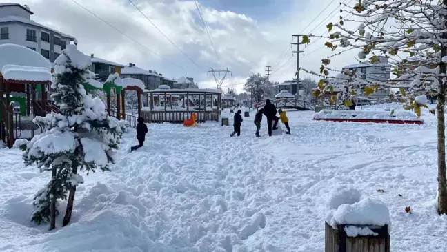 Bolu'da Yoğun Kar Yağışı Nedeniyle Okullar 1 Gün Tatil Edildi