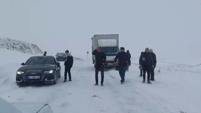 Sivas'ta Kar Yağışı Nedeniyle Mahsur Kalan Araçlar Kurtarıldı