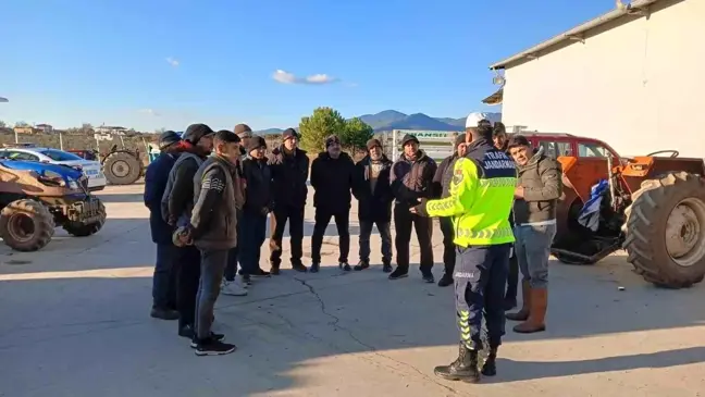 Aydın'da Traktör Sürücülerine Reflektör Eğitimi