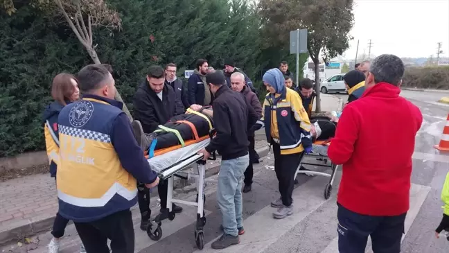 Kocaeli'de Otomobil ile Tır Çarpıştı: 3 Yaralı