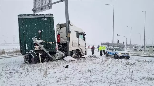 Çorum'da Patates Yüklü Tır Kaza Yaptı, Yol 2 Saat Kapalı Kaldı