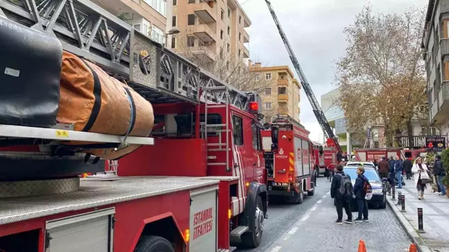 Ataşehir'de Yıkımı Planlanan Binanın Çatısında Yangın Çıktı