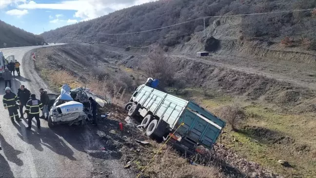 Çorum'da Kamyon ve Otomobil Çarpıştı: 2 Ölü