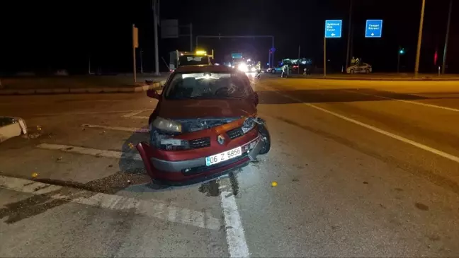 Çorum'da Kamyonet ve Otomobil Çarpıştı: 6 Yaralı