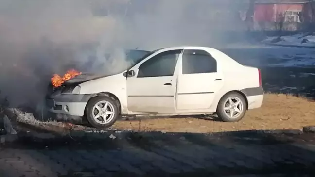 Kars'ta park halindeki otomobil yandı