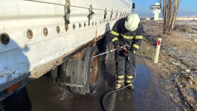 Aksaray'da Tırın Dorse Lastiğinde Yangın Çıktı