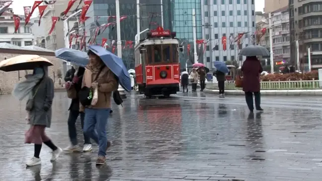 İstanbul'da Soğuk ve Yağışlı Hava Etkisini Sürdürüyor