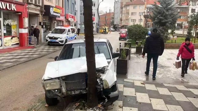 Bolu'da Otomobil Ağaçla Çarpıştı: Maddi Hasar Oluştu