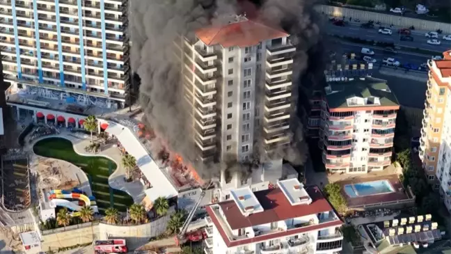 Alanya'da Otel İnşaatında Yangın Çıktı: 3 İşçi Hastaneye Kaldırıldı